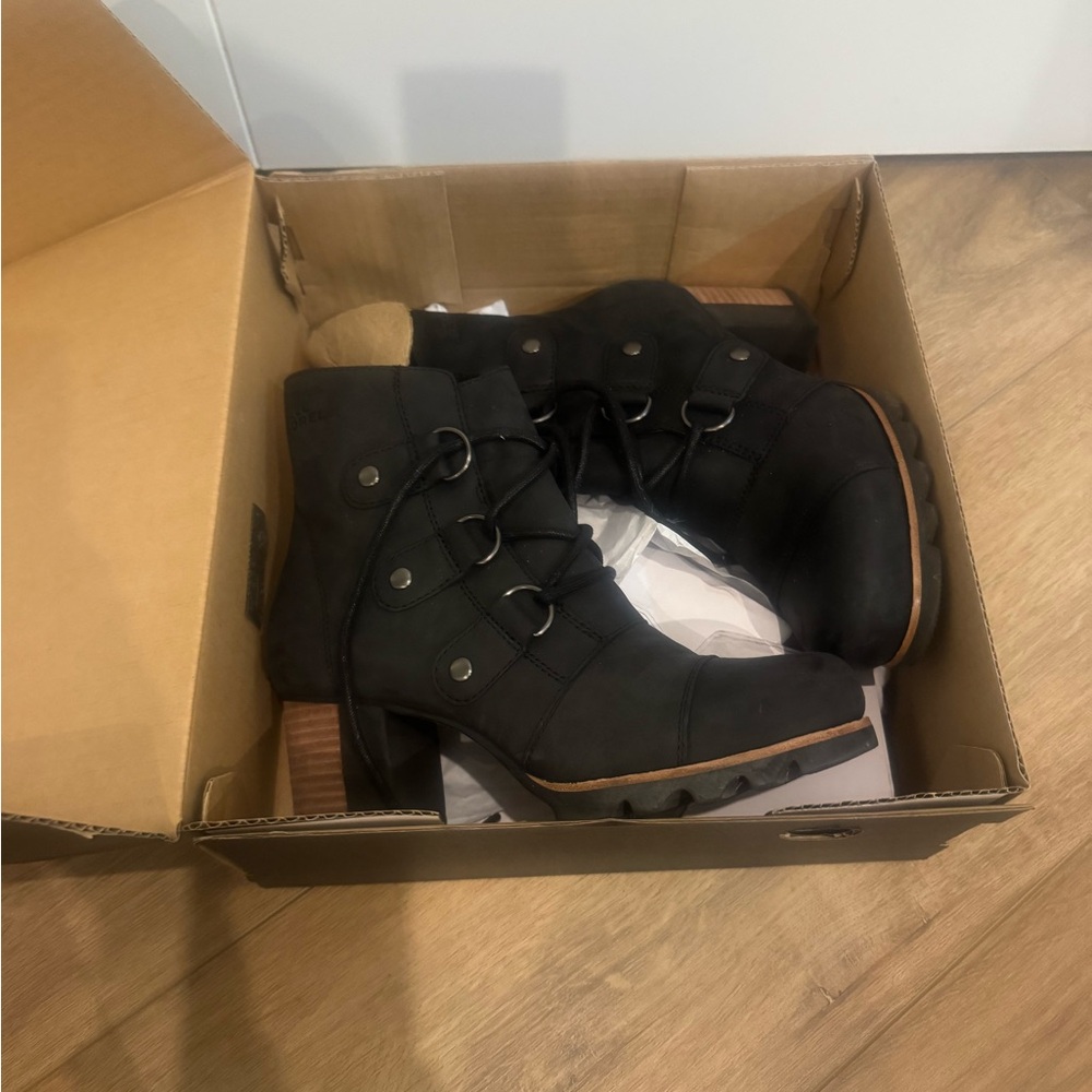 Sorel Addington Lace-Up waterproof leather boots in black. - Picture 2 of 5
